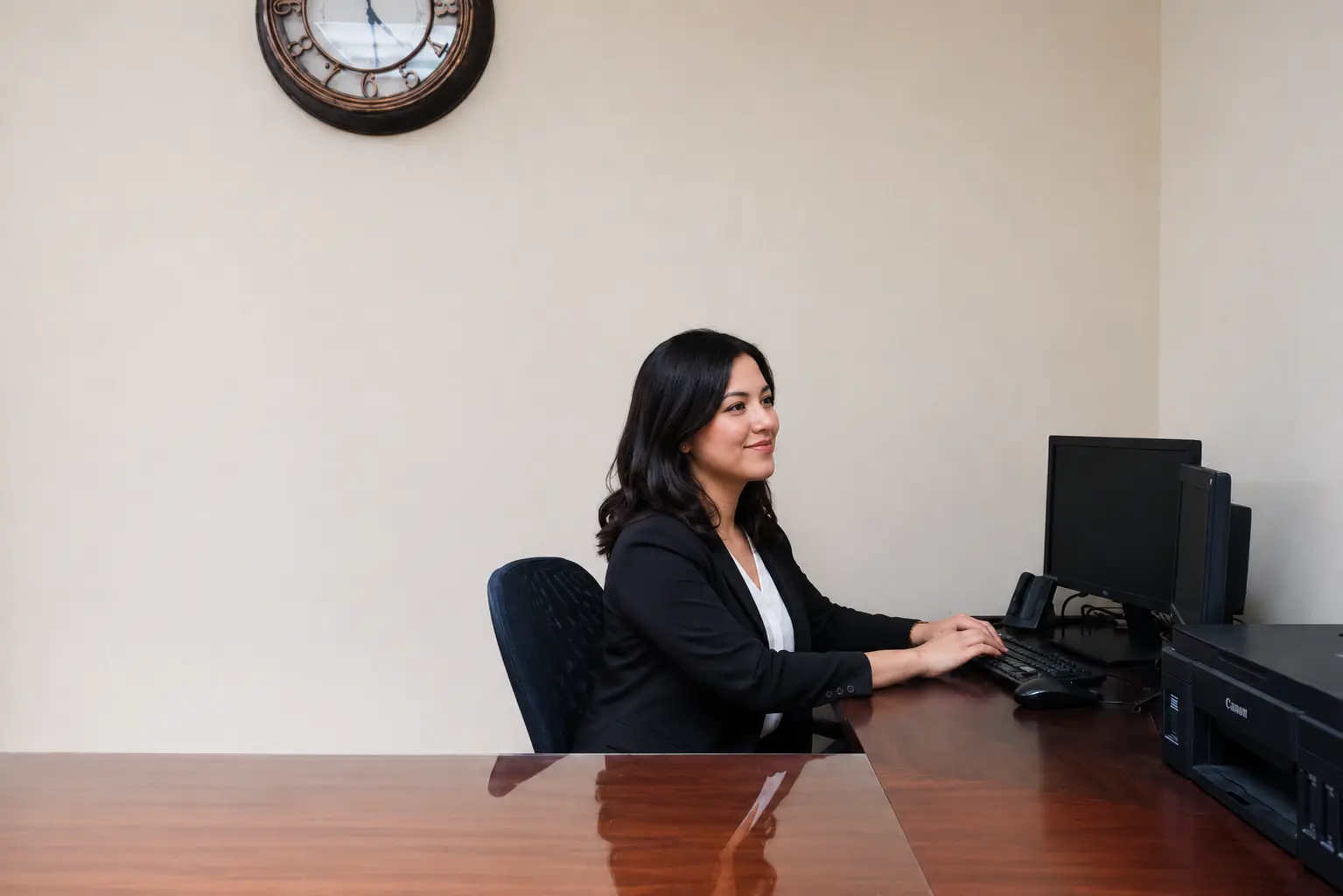 Profesional usando sala de trabajo